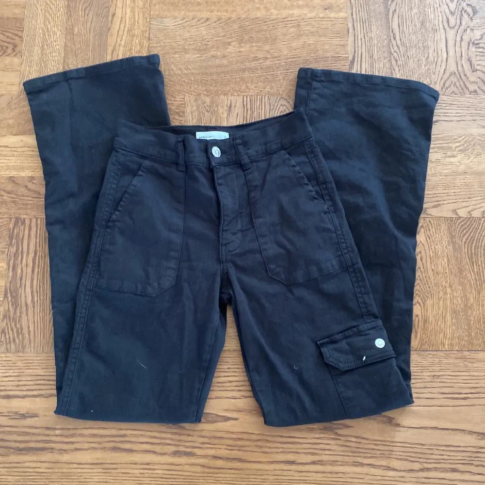 Svarta lågmidjade jeans från gina i storlek xs. Jättesnygga jeans men gillar inte hur de sitter. Knappt använt. Säljer för 199.. Jeans & Byxor.