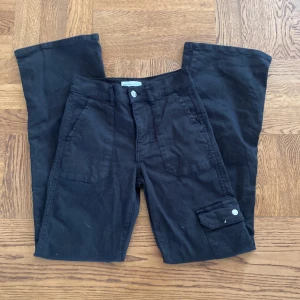 Lågmidjade jeans - Svarta lågmidjade jeans från gina i storlek xs. Jättesnygga jeans men gillar inte hur de sitter. Knappt använt. Säljer för 199.