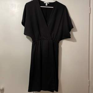 En svart sommar klänning i ett mjukt och luftigt material. 