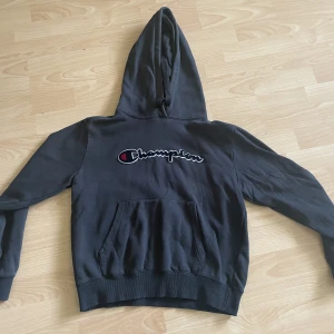 Champion hoodie  - Säljer denna fina hoodie i perfekt skick, stl M men mer som S för tjej