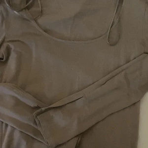 Beige ginatricot långärmad tröja  - Säljer nu denna beigea långärmade då den är för stor på mig den är i storlek s brukar ha xs ingrt fel på den helt ny använder ca 2ggr bra skick skriv för fler bilder eller frågor! Pris kan diskuteras! Har en i vit oxå!