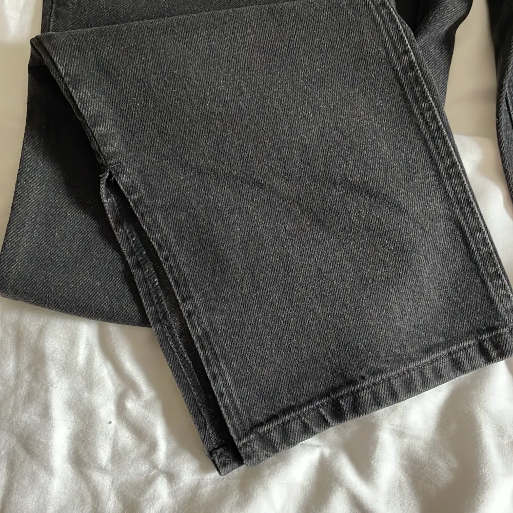 Svarta jeans från NA-KD x emilie malou i stl 42. Prislappen sitter kvar. . Jeans & Byxor.