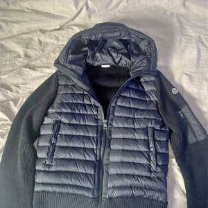 Moncler - Hej säljer min moncler cardigan