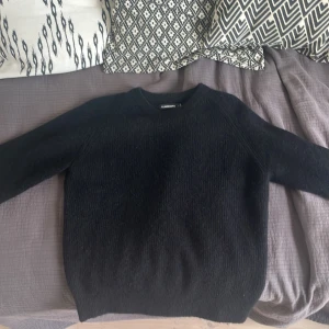 J Lindberg tröja Stl S - Använd en gång köpt för 2000kr den är i 9/10 skick finns inga tecken på användning.