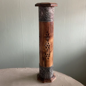 Rökelse  - Bohemisk prydnad för rökelse i trä, aldrig använd - helt ny. Höjd 31 cm & diameter 8 cm. 