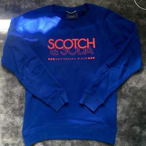 Säljer denna scotch and soda tröja i väldigt snygg färg. Skick 9/10. Nypris på ungefär 1300kr!