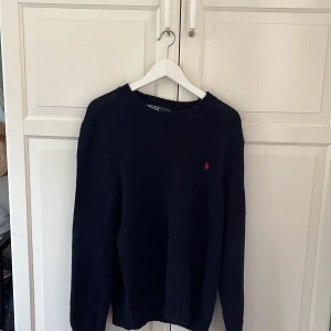 Ralph lauren tröja -  Säljer denna snygga stickade Ralph louren tröjan för ett bra pris. Skicka ett dm om du vill något