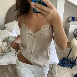 Broderat linne  - Superfint broderat linne, knappt använd 