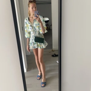 Zara klänning - Super fin skjortklänning från zara😍😍 endast använd 1 gång och är helt i nyskick. Sitter perfekt med smock nedtill och skjortöppning💓 är i storlek S och passar bra på mig med som är 176 cm🤩💓