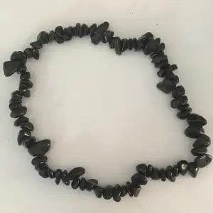 Svart halsband gjort av obsidian. Sitter nära halsen men tråden är väldigt tålig och elastisk. Kan göra om halsbandet om en annan design önskas, ex som på bild 2
