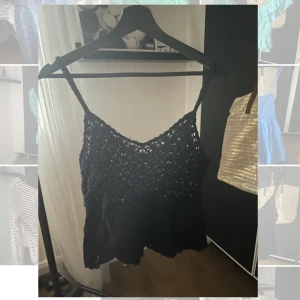 stickad volangtopp - svart stickad volangtopp köpt i thailand🖤🖤perfekt festtopp