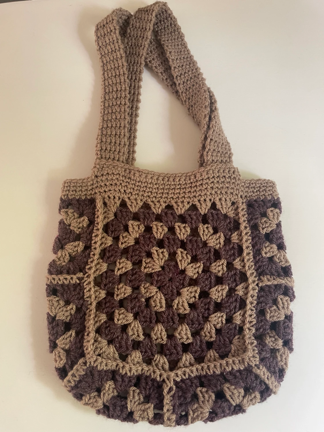 Virkad väska av mormorsrutor