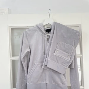 Juicy couture set - Skit snyggt juicy set! Säljs då byxorna är för korta! Det ör bra skick förutom att det ör en Liiiten fläck på tröjans arm mudd. 