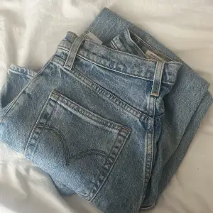 Snygga 501 jeans som går till anklarna.