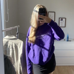 Tröja  - En lila tröja som knappt är använd, skicket är bra och det finns inga defekter🥰