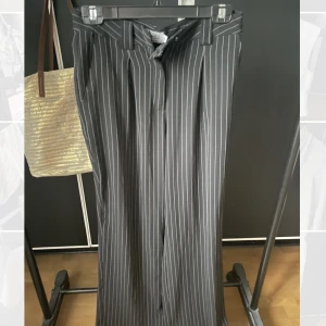 randiga kostymbyxor - randiga långa kostymbyxor från nakd som formar röven bra 😉 knappt använda 