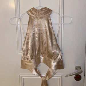 Topp - Topp från bikbok, använd ett fåtal gånger inga skador 