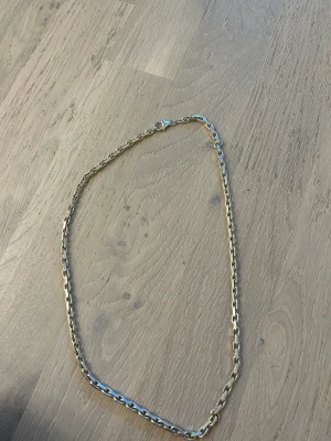 Silver kedja  - Silver kedja Andvänd 6gånger silver rakt av 60cm långt 