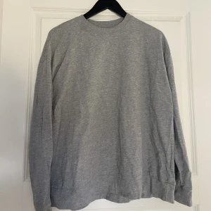 Tröja  - En grön tröja i storlek M från lager 157. 