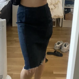 lång vintage jeanskjol mörkblå  - lång vintage jeanskjol i denim mörkblå färg. Den har 