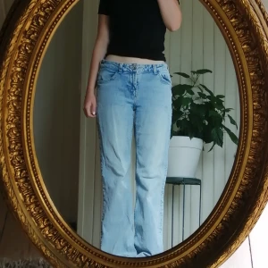 Flared jeans HM - Flared lågmidjade jeans från HM. De kostade 250 kr nya. Dom är i använt skick.  Strl 38.  Längd? (Jag är 160 och de är lite långa på mig). Meddela gärna vid frågor osv. Köparen betalar frakt. 💞💞