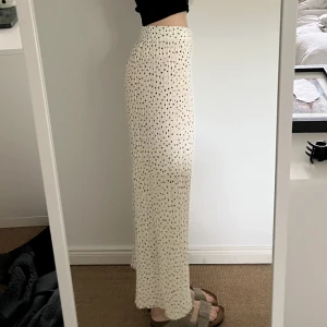 vita byxor med svarta prickar - vita byxor med svarta prickar på från monki. super härligt lent o tunnt material. strlk xs men resår i midjan. passar mig fint i längd som är 166cm🤍