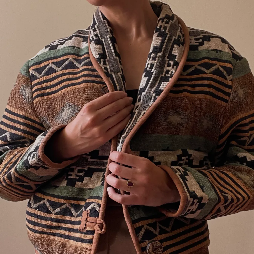 Vintage Jacquard blazer with shawl collar. Large Wooden Button Detail Closure. Best worn oversized for a casual 90s look. Model is 160cm (5”3) and generally fits XS/S. Minor stain in the back, not noticeable when worn (see image).   Very Good Condition. . Jackor.