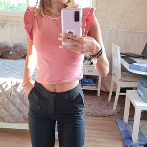 Volangtopp - Jätte söt volang topp men inte riktigt min stil. Väldigt fint skick!