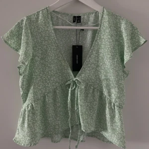 Sommarblus  - Blommig sommarblus från Vero Moda.