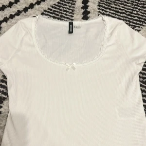 Jätte söt top!💞 - Jag säljer en super söt topp från h&m! Den är i storlek M!💞(oandvänd)💗