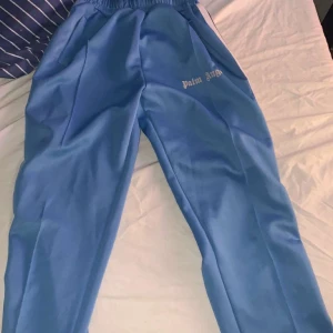 Palm Angels  - Ljusblåa Palm angels byxor till salu! 