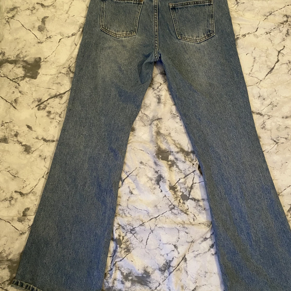 bootcut jeans med hål i - 90