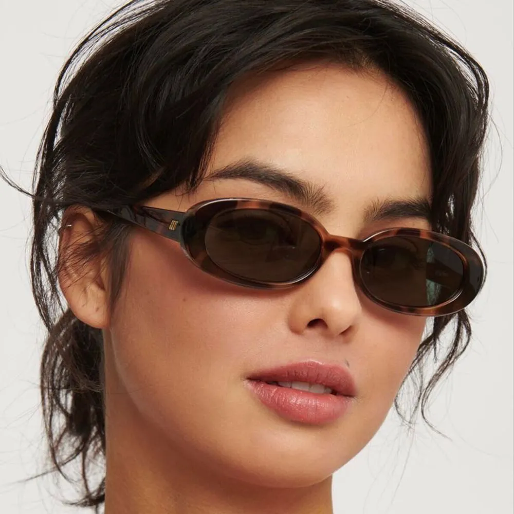 Säljer mina helt nya solglasögon från Le Specs i modellen ”Outta Love”.🤍. Övrigt.