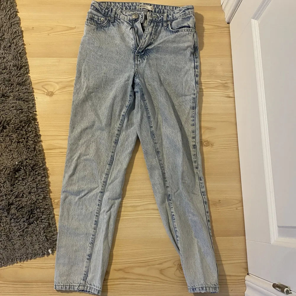 Momjeans från Ginatricot. Bra skick i storlek 34💓 . Jeans & Byxor.