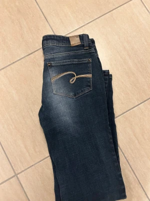 Jeans  - Skit snygga jeans!! Tyvärr är de för korta på mig men jag är 173cm😊 jätte fina jeans utan skada och så  Skriv för fler bilder och fråger!💞pris kan diskuteras 