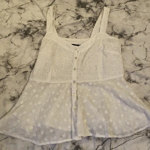 utsvängd topp - säljer utsvängd topp från Lindex