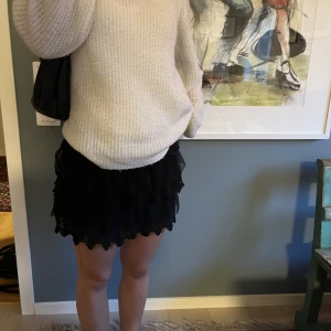 Low waist kjol - Jättesöt svart lågmidjad kjol. Köpt för länge sedan på HM under 2000-talet. Säljs då den ej används