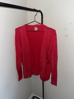 Stickad tröja  - säljer denna finstickade tröjan från saint tropez. Endast använd fåtal gånger och är i superfint skick. Skriv vid intresse, pris kan diskuteras💕🫶