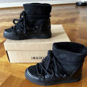 Hjälper min syster att sälja sina Inuikii Classic Black skor i storlek 36! Använda sparsamt därav det fina skicket :) Skriv privat för fler bilder/frågor 🩵Köpta för 2500 kr