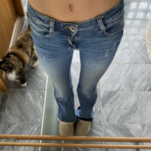zara jeans  - Så snygga blå bootcut jeans från zara strl.32! Två små lagade hål vid grenen som inte syns vid användning⭐️Ena fickan är bortklippt och de är slitna nertill. Innerbenslängd: 86cm. Midja rakt över: 33cm. Skriv vid frågor/intresse eller köp direkt❤️