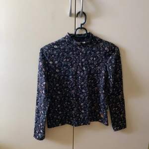 Säljer denna fina blommiga tröjan från Kappahl då den inte kommer till användning. Tröjan är använd väldigt få gånger och är i bra skick! 🌸