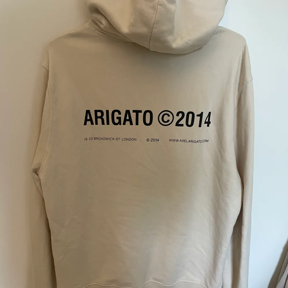 hej! säljer min axel arigato hoodie då den är för stor. den är köpt i deras butik i göteborg och är ganska oversize😊nypris 2200, priset kan diskuteras. Hoodies.