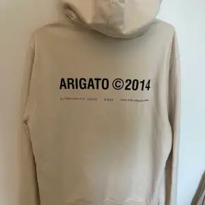 hej! säljer min axel arigato hoodie då den är för stor. den är köpt i deras butik i göteborg och är ganska oversize😊nypris 2200, priset kan diskuteras