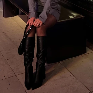 Stövlar med klack  - Höga stövlar med spetsig tå som sitter superfint!! Endast använda en gång 💞 Klackhöjd ca 7,5 cm, väldigt sköna att gå i. Från Bershka, Stl 36 