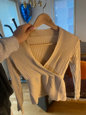 V ringad tröja - Gammal tröja köpt för 399kr