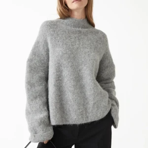 Grå stickad tröja - En super snygg grå stickad tröja, använd en gång! Storlek S men sitter som Xs Väldigt hårt material!!