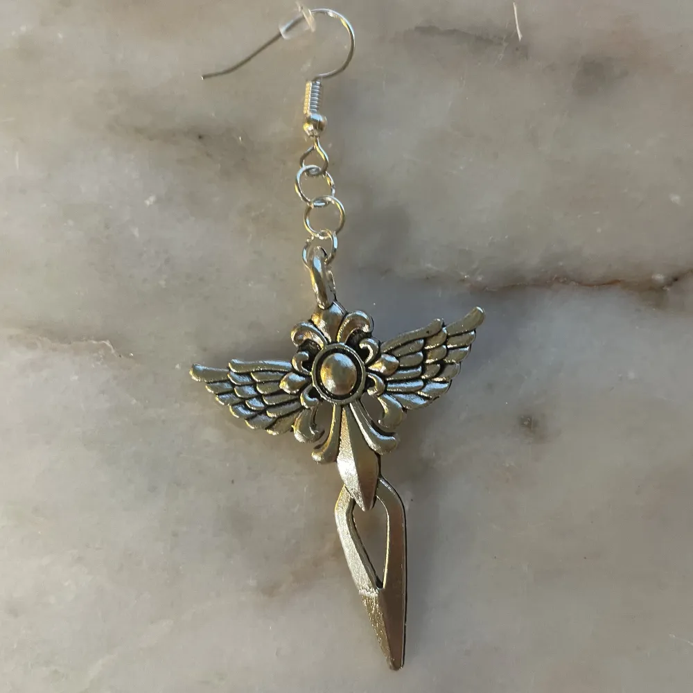 Ett jättefint silver örhänge som heter ”angel”💕denna kostar 25kr💕man ska inte duscha eller sova med örhängena! Det flesta örhängena vi säljer är nickelfria och även dessa💕. Accessoarer.