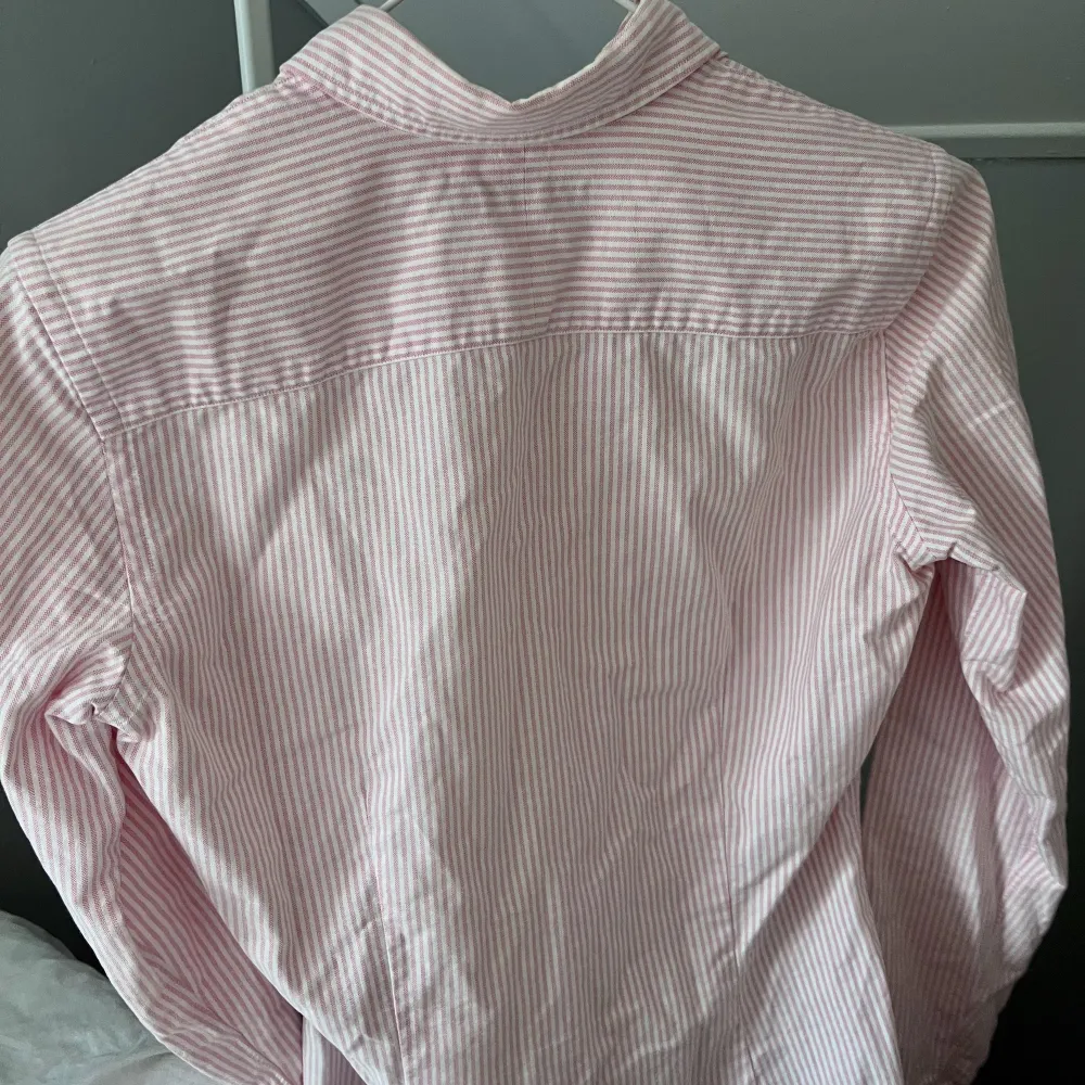 Ljusrosa-, och vitrandig skjorta ifrån Ralph Lauren med tightare fit. Stl 4 vilket motsvarar ca XS. Köparen står för frakten🍭. Skjortor.