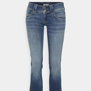 Snygga pepe jeans!! Säljer för 399kr men är köpta för 1000kr. Helt oanvända med inga defekter alls!💘🙏🏼 Säljer pga att ja har ett exakt par samma. KP för bilder (Andra bilden e lånad)