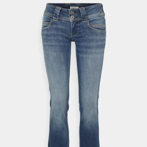 Lågmidjade Jeans - Snygga pepe jeans!! Säljer för 399kr men är köpta för 1000kr. Helt oanvända med inga defekter alls!💘🙏🏼 Säljer pga att ja har ett exakt par samma. KP för bilder (Andra bilden e lånad)